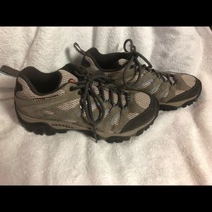 NWOT Merrell hiking shoes Moab 2